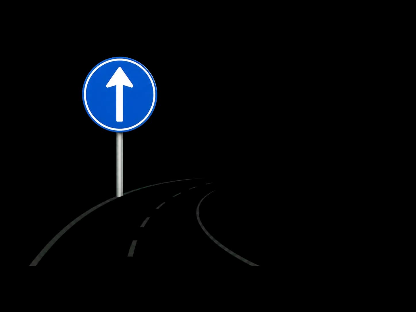 Blauw rechtdoor-verkeersbord naast een rustige, gebogen weg